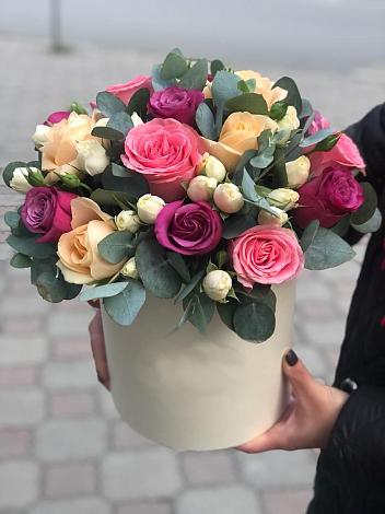 Цветочная композиция из Розы в шляпной коробке в Торжке