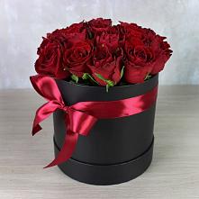 Цветочная композиция из Розы в шляпной коробке в Торжке